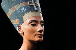 FILE - In this Oct. 15, 2009 file photo, a 3,300-year-old bust of Queen Nefertiti is seen at the New Museum, in Berlin, Germany. Egypt's Antiquities Ministry announced Wednesday, Aug. 19, 2015, that it is inviting an Egyptologist behind a theory that the tomb of Queen Nefertiti may be located behind King Tutankhamun's 3,300-year-old tomb in the famed Valley of the Kings. British-educated expert Nicholas Reeves has been invited to Cairo in September to debate his theory with Egyptian colleagues. (AP Photo/Markus Schreiber, File)
